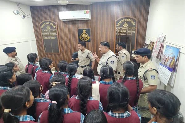 स्कूल की छात्राओं को थाने के भीतर पुलिस अधिकारी कार्यप्रणाली समझाते हुए