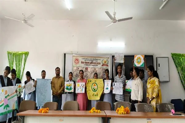 महाविद्यालय के सभाकक्ष में छात्र-छात्राएं चित्र और पोस्टर हाथ में लेकर शिक्षकों के साथ खड़े हैं