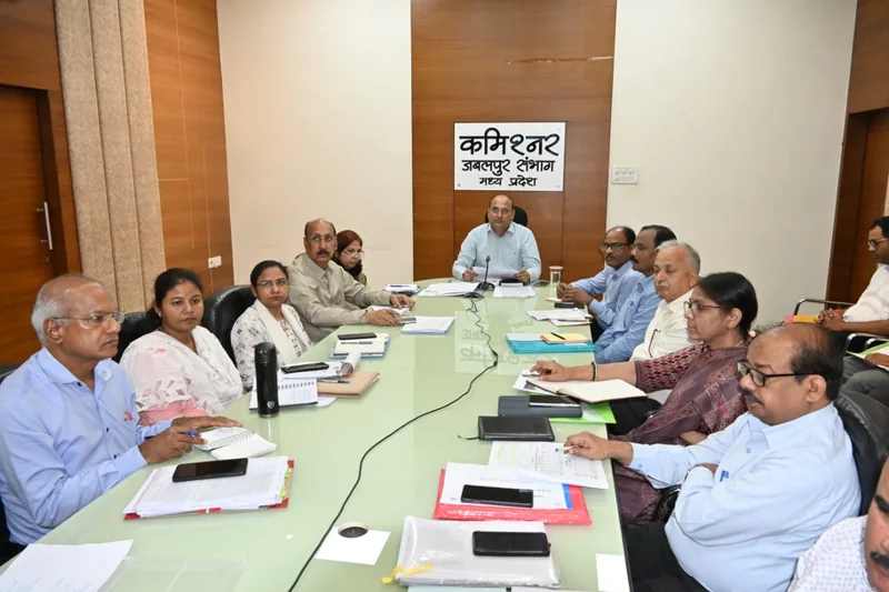 संभागायुक्त श्री सिंह ने सीएम हेल्पलाइन प्रकरणों की विभागवार समीक्षा कर दिये आवश्‍यक निर्देश