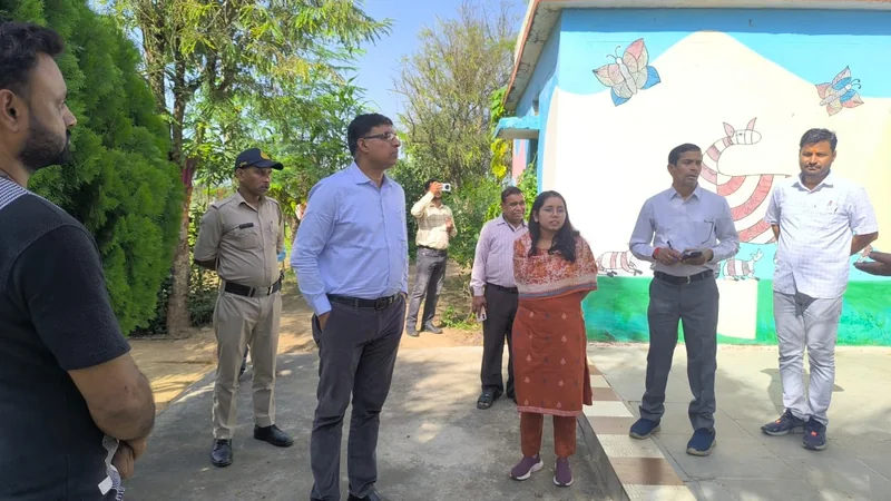 कलेक्टर ने आदिवासी छात्रावास निगवानी का किया निरीक्षण