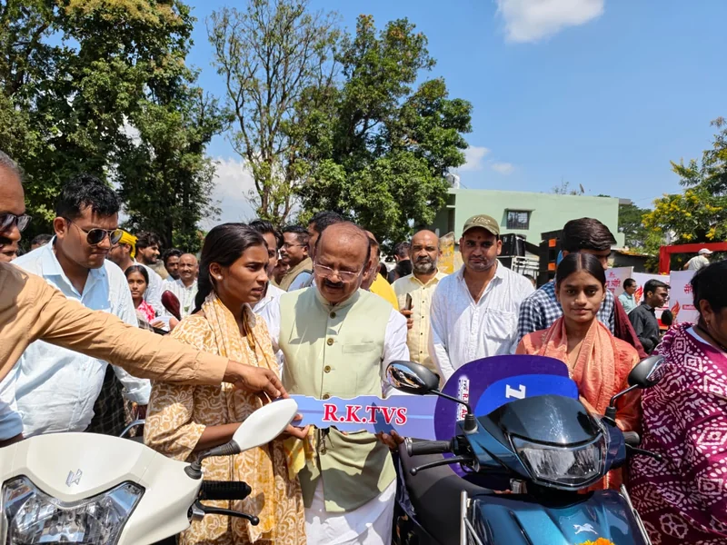 राज्य मंत्री श्री दिलीप जायसवाल ने 40 मेधावी विद्यार्थियों को वितरित की स्कूटी